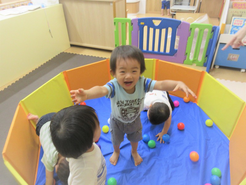  いつものプールがボールプールに☆
