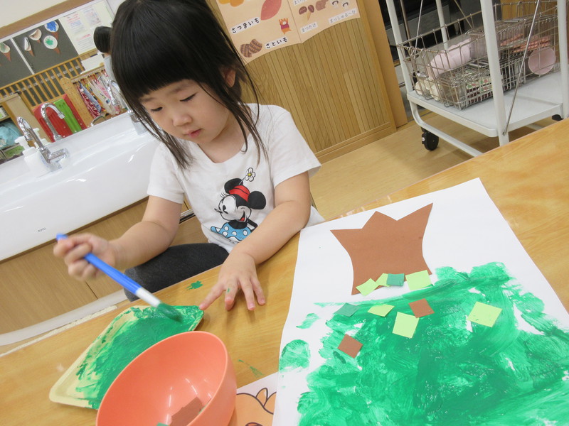  かぶとむしさんの木を、ぬりぬり・・🍂
