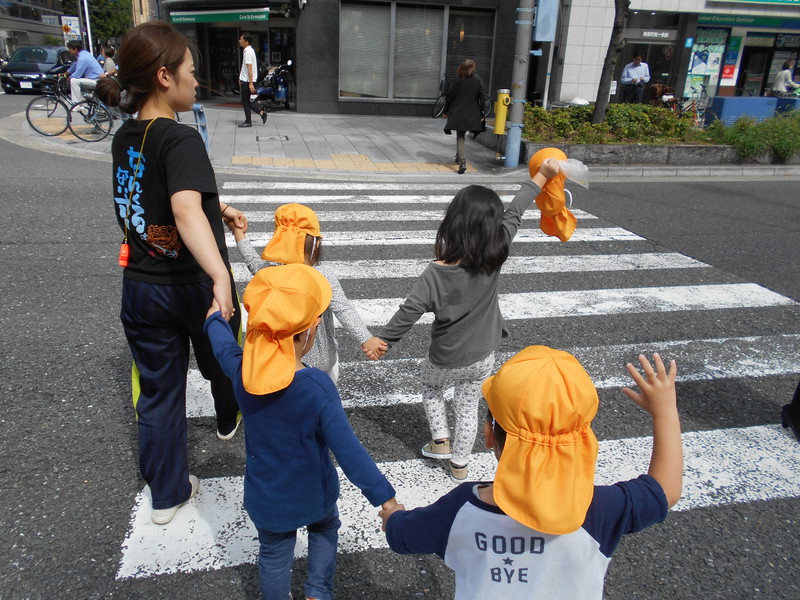  手をあげて横断歩道をわたります✋