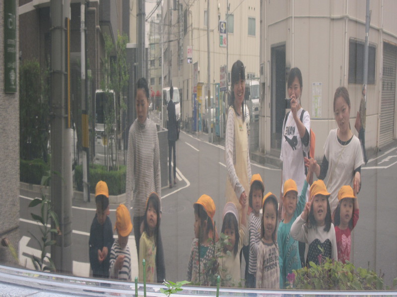  お散歩中にみんなが映る場所発見！📷