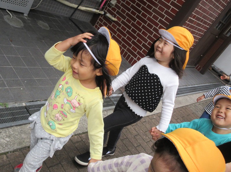  お友達と手を繋いでお散歩♪
