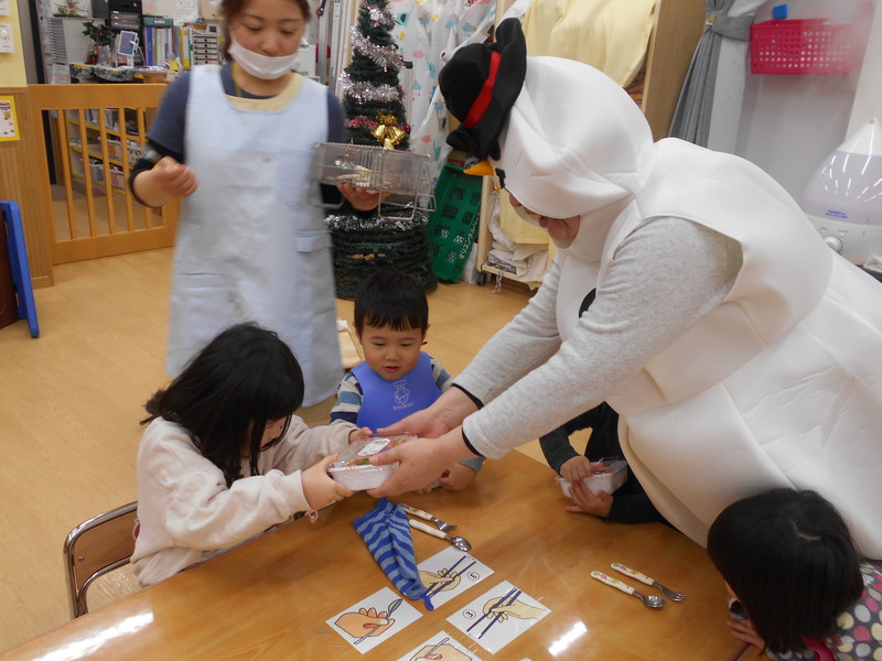  雪だるまさんがお弁当を届けてくれたよ⛄