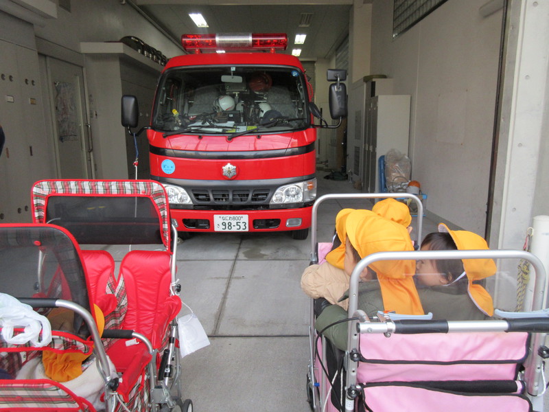 かっこいい消防車をみせてもらいにきたよ🚒