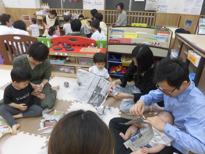  うさぎぐみさんは新聞紙をびりびり〜！