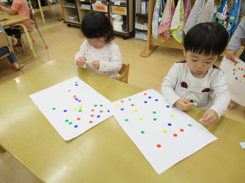  シール貼り楽しいね♡