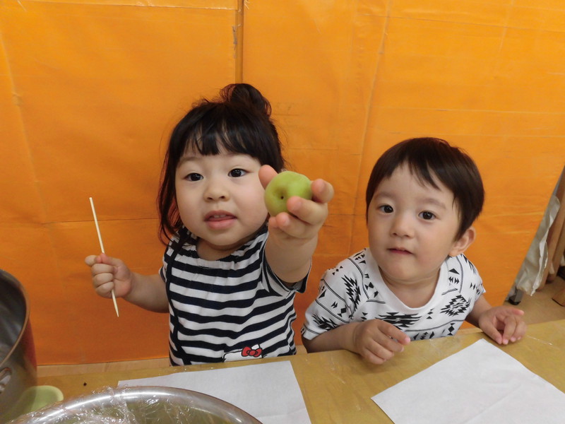  梅シロップづくり✨ヘタをとるよ！