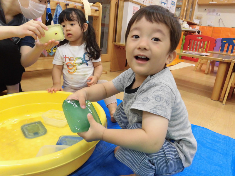  色水氷であそんだよ🐧