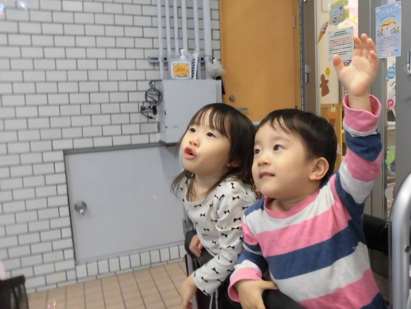  シャボン玉待って待って.。o○