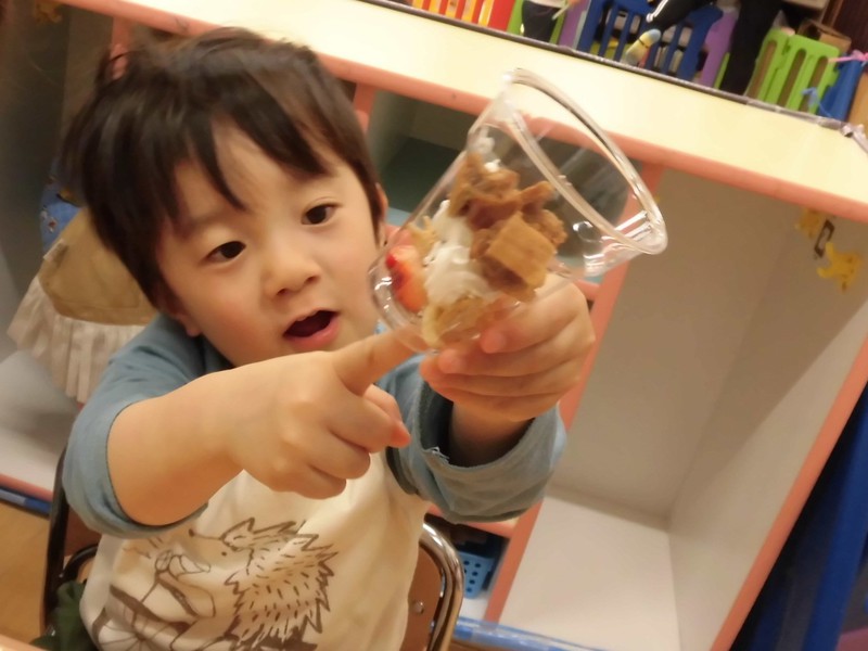  みてみて！パフェ作ってるよ〜！！