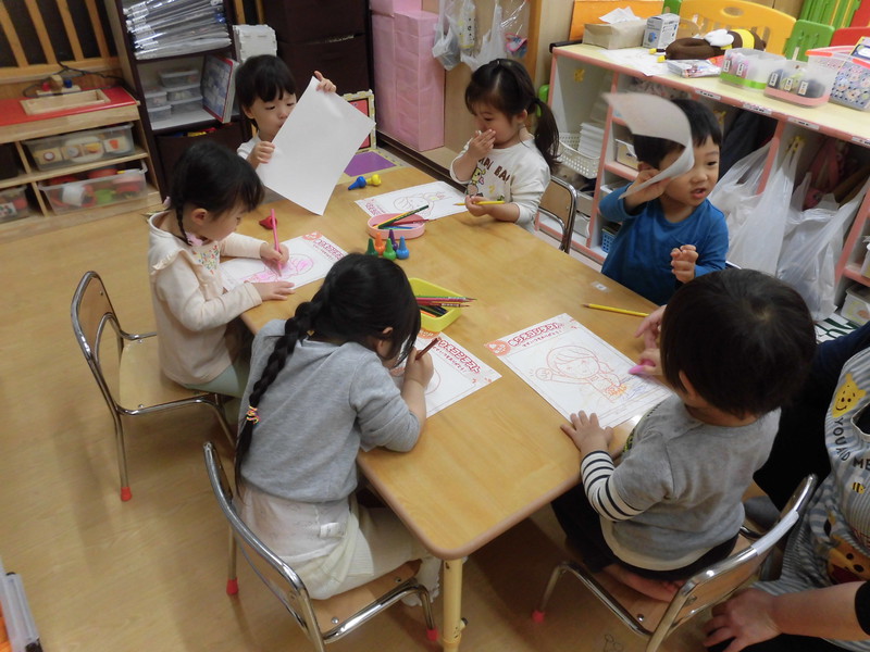  母の日の塗り絵に取り組み中🌼