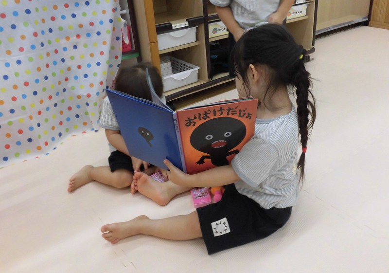  読み聞かせしてあげてるの📖