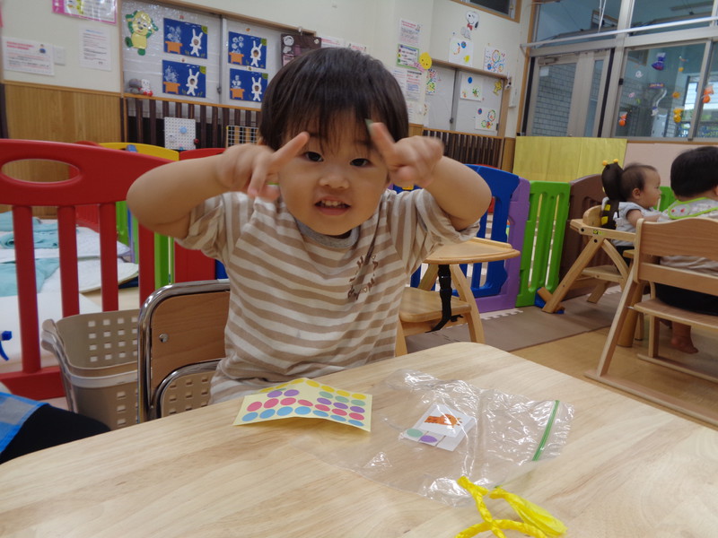  シール貼っちゃうぞ😊👉