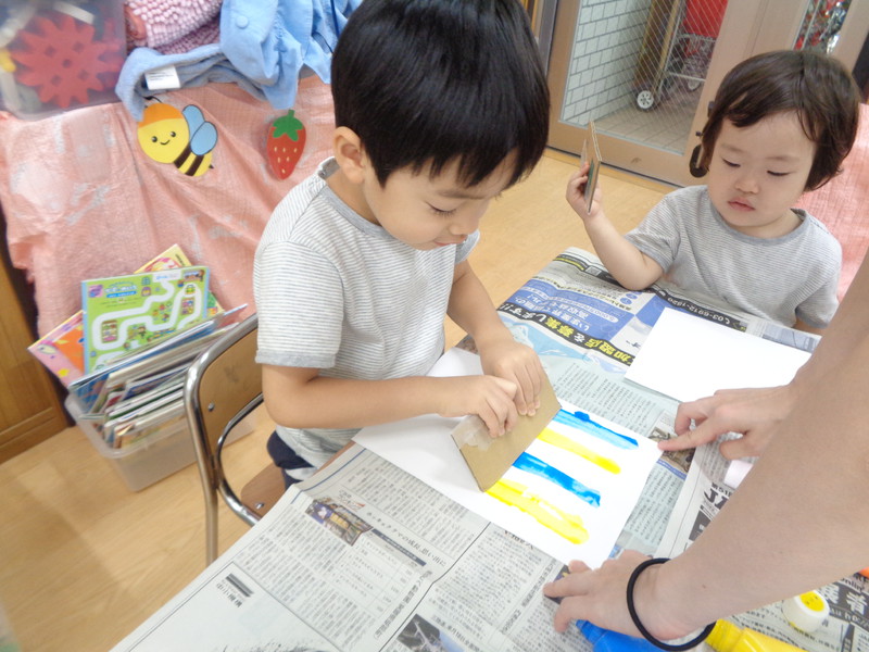 段ボールのヘラで素敵な模様ができたよ🌈